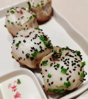 Shengjian bao at Dongtaixiang, with dark vinegar for dipping